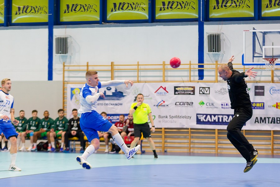 zawodnik piłki ręcznej oddający rzut w kierunki bramkarza