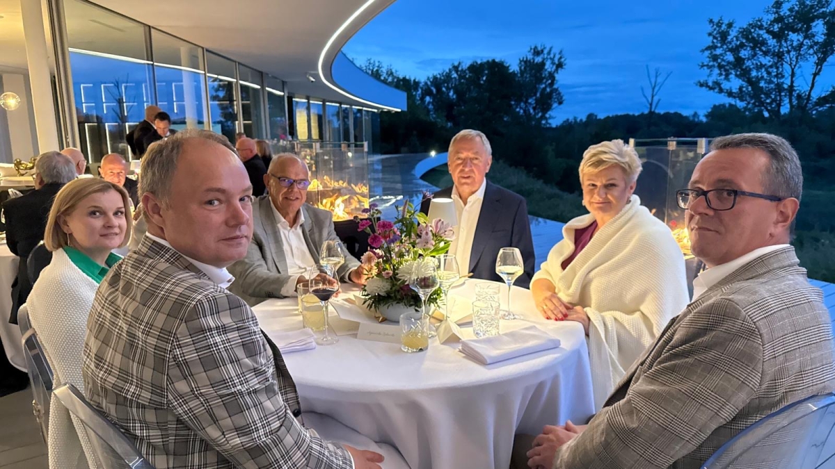 Od lewej: Agnieszka Zalewska, Jan Zalewski, Andrzej Grabowski, Henryk Kowalczyk Beata Jóźwiak, Jarosław Jóźwiak Od lewej: Agnieszka Zalewska, Jan Zalewski, Andrzej Grabowski, Henryk Kowalczyk Beata Jóźwiak, Jarosław Jóźwiak