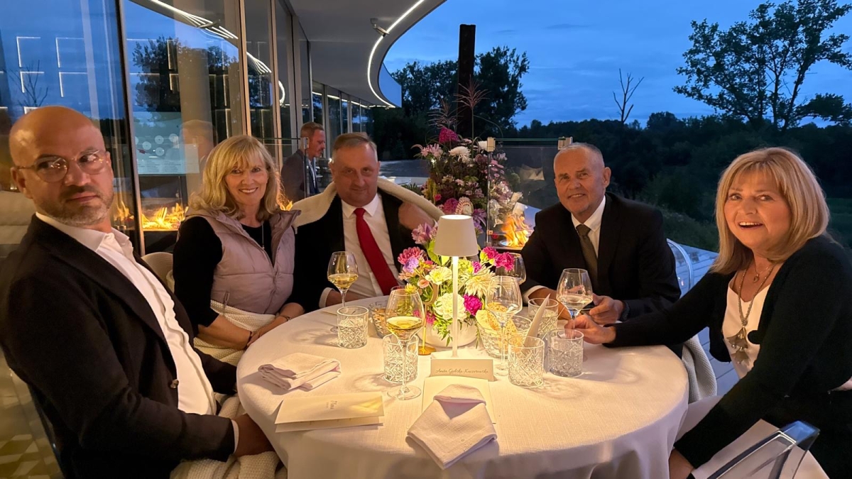 Od lewej: Łukasz Skrzypek, Mariola Sobolewska, Sławomir Sobolewski, Krzysztof Rybarczyk, Malina Rybarczyk Od lewej: Łukasz Skrzypek, Mariola Sobolewska, Sławomir Sobolewski, Krzysztof Rybarczyk, Malina Rybarczyk