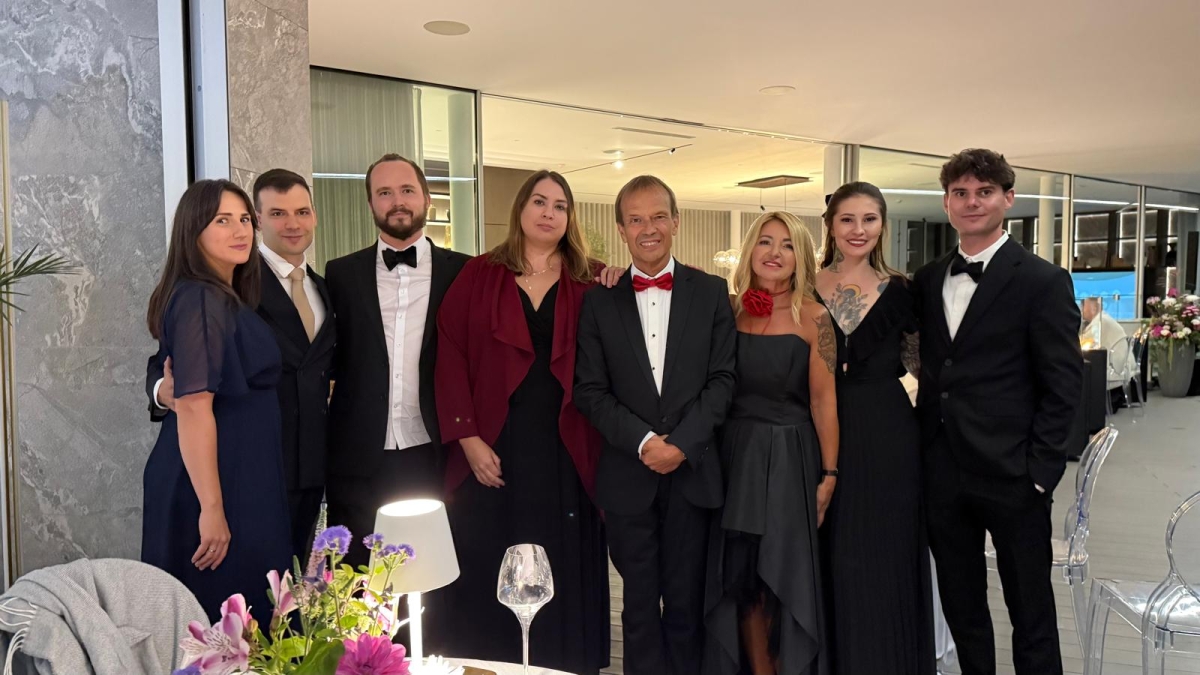 Od lewej: Malwina Sierzan-Gajda, Jacek Gajda, Michał Ciach, Agata Gajda, Robert Gajda, Beata-Olszewska-Marra, Nicoletta Marra, Błażej Stańczak Od lewej: Malwina Sierzan-Gajda, Jacek Gajda, Michał Ciach, Agata Gajda, Robert Gajda, Beata-Olszewska-Marra, Nicoletta Marra, Błażej Stańczak